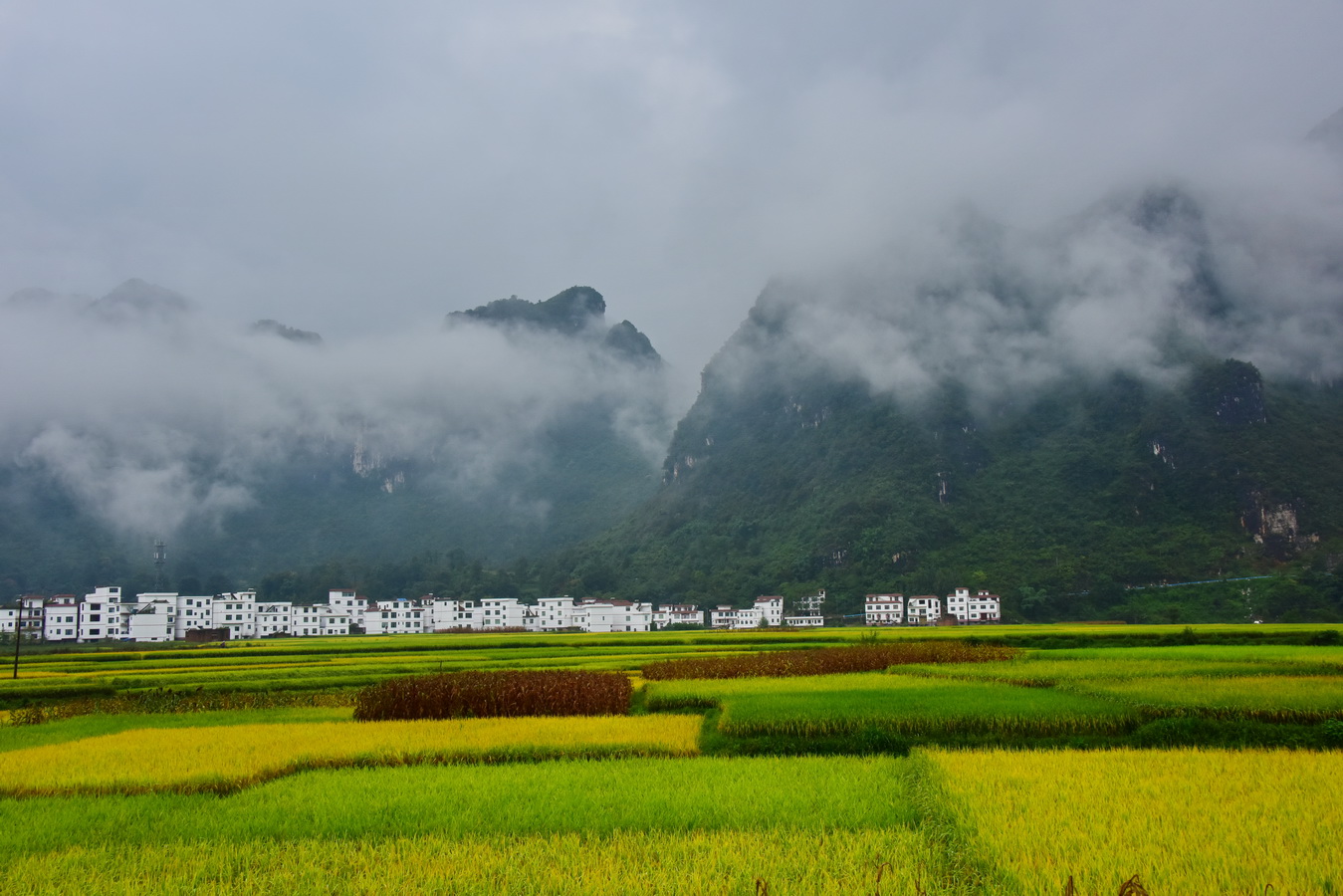 多彩贵州之三平塘六硐中国天眼格凸河穿洞景区