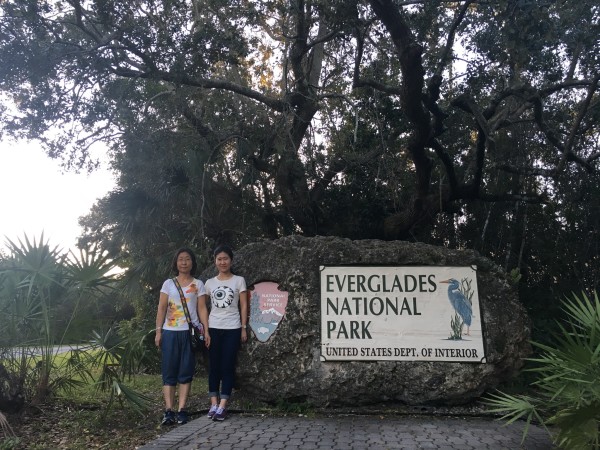 网上找来的一号公路的全景图 Vizcaya Museum & Gargens 维兹卡娅花园博物馆 ------南沙滩 昨晚从key west返回迈阿密,住在离机场不远的地方。 今天一早出发去维兹卡娅花园博物馆,这是一个有钱人家的住处,简直了,看过才知道什么是有钱人家,真的是。这个地方很漂亮,但是室内不让照相。有时间推荐大家去一下。 然后我们就去南沙滩了。南沙滩真的是很美,没有事儿干的话能在那儿躺一下午。 南沙滩的附近有很多很多的小店,吃的喝的一应俱全,我们在一个人很多的地方买了三明治,很棒,当时