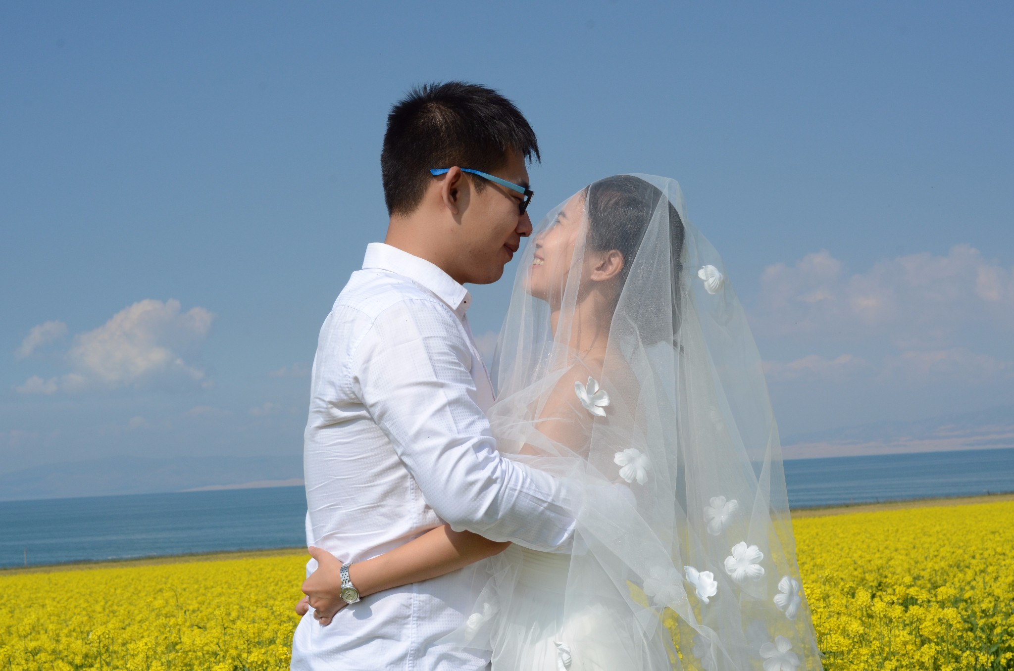 草地湖边婚纱照_湖边婚纱照(2)