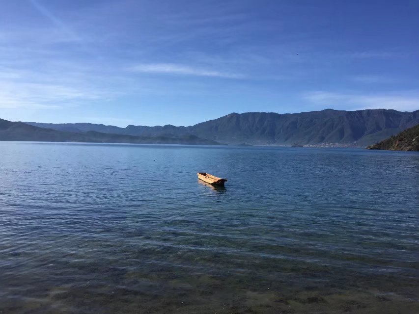 山湖之间的小船 就像我一样 一个人一只船 静静的漂着