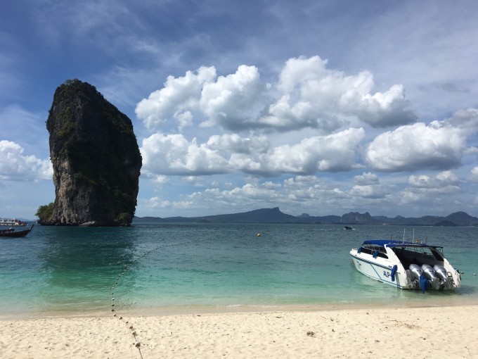 本次旅游时间从2月16到2月22日,从香港岀发,曼谷,芭提雅,甲米,三地实际上包含了罗勇府! 2月15日中午从深圳出发过福田口岸,坐地铁到达上水,转乘a43到达香港机场乘坐阿联酋ek385到索万那普机场,租车前往芭提雅,在芭提雅游玩返回曼谷,到廊曼机场还车,亚航飞甲米游玩两天,返回曼谷游玩两天,过香港回深圳! 人均4000元!很多游记大家都是把着重点放在秀美的景色,可口的美食,其实我觉得旅行沿途的见闻和不一样的人文风俗也和目的地一样有趣精彩! 此行相机是三星nx500 iphone6s 我发现国人出游单反
