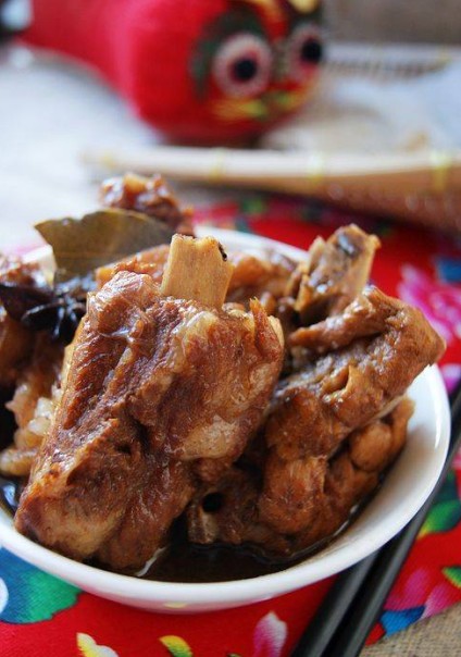 东北名菜,依然选择东北菜系主要食材猪大腿骨,配以花椒,大料,香叶