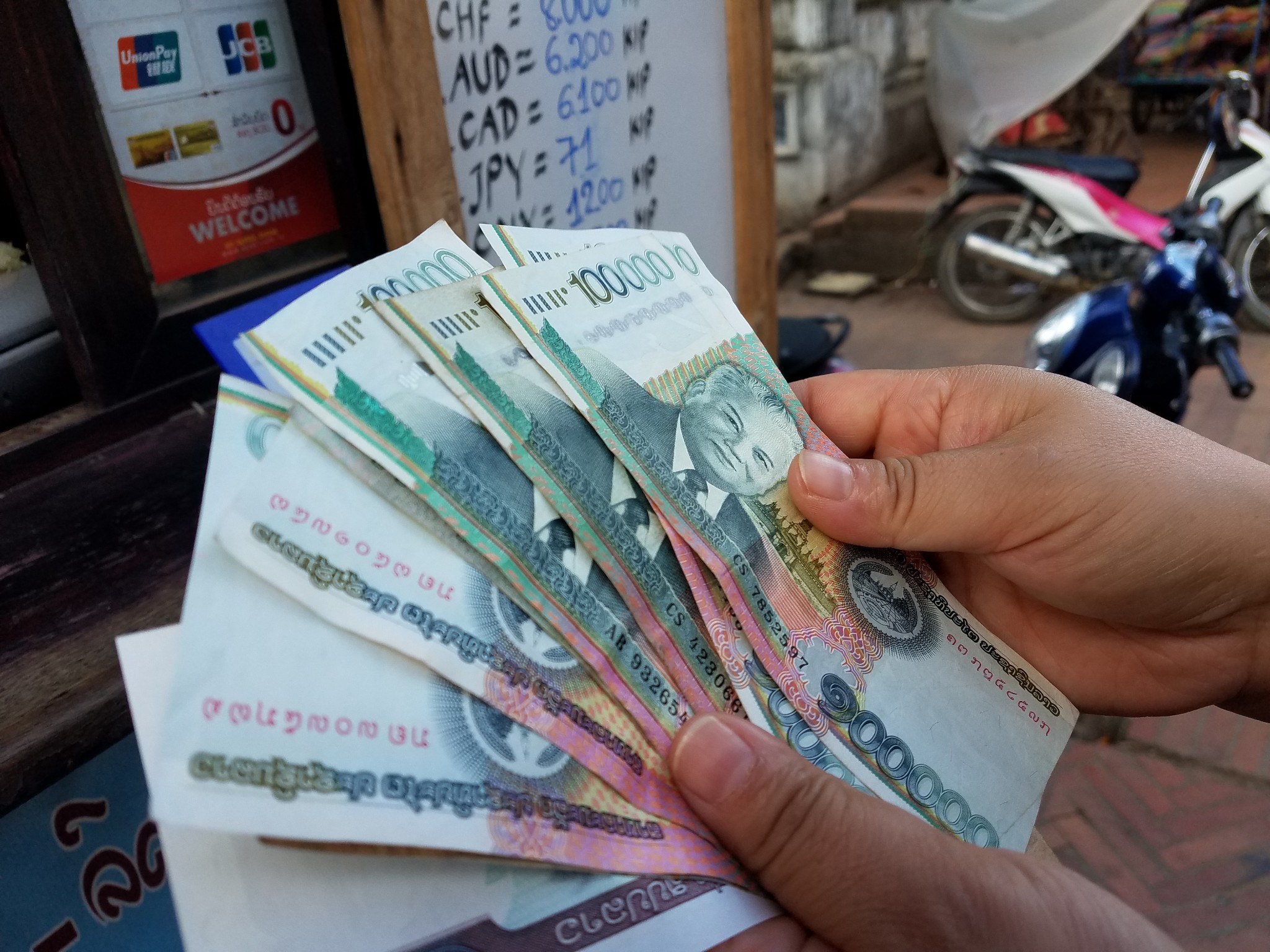 老挝一年gdp多少人民币_老挝人民币图片(2)