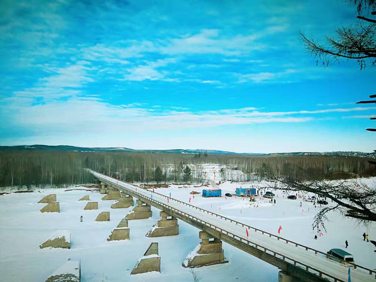 也达到零下十七八度,依然很多雪,漠河更是一样白雪皑皑,冰天雪地,气温