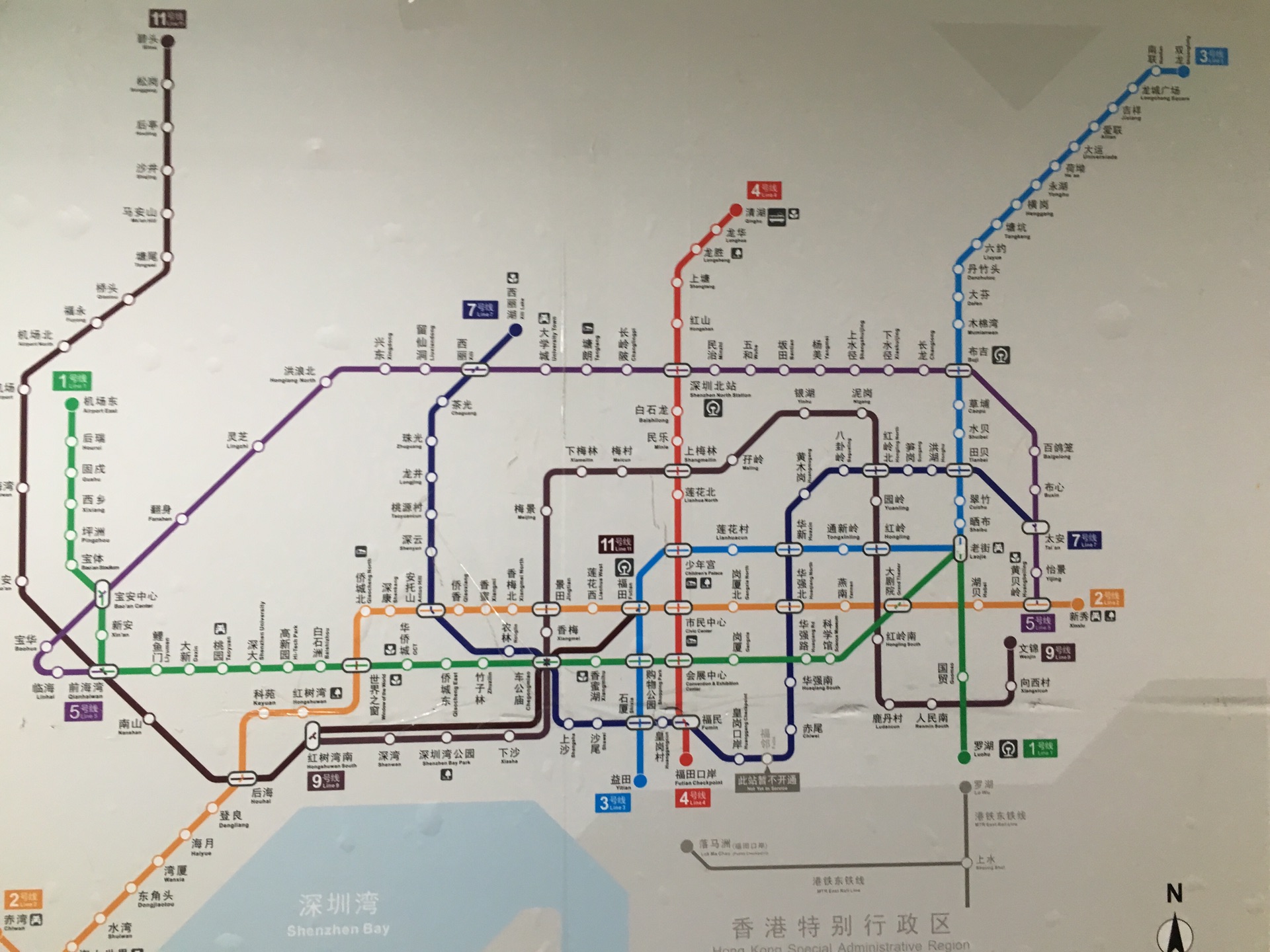 坐观光车路经14站在门诊部下车转机场东方向的地铁一号线到华侨城下