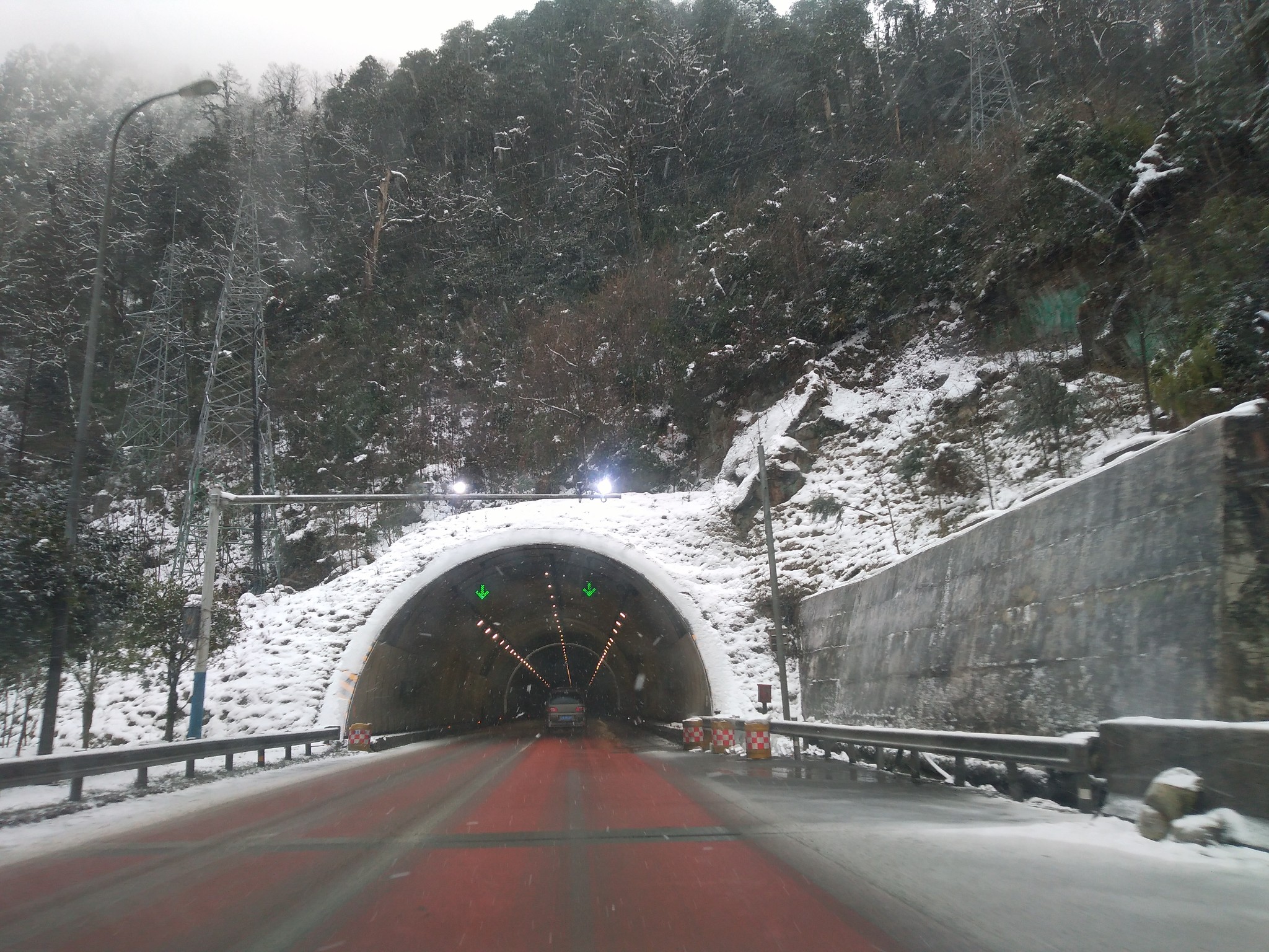 四川荥经泥巴山隧道      