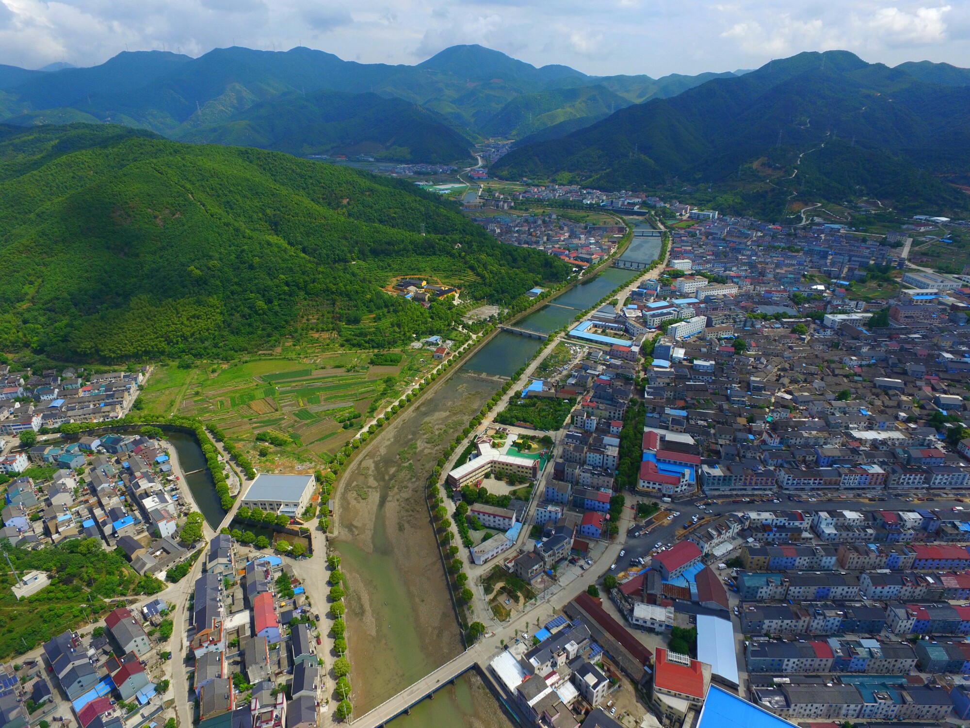 大佳何村人口_大佳何团联村