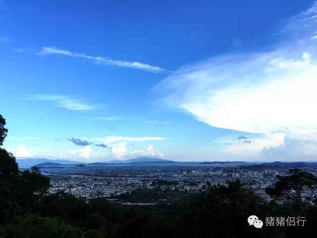 诏安县地处福建南端、闽粤交界处,是书画艺术之乡、中国民间文化艺术(绘画)之乡、中国青梅之乡。诏安有古老的土著文化,特色民歌、民乐,独具一格的铁线木偶戏。县内的九侯山被誉称南闽第一峰,层峦叠嶂,烟岚起伏。点灯山自然景观雄奇灵秀,人文景观丰厚多彩,逐成观光朝圣、登山探险、避暑休闲的好去处。还有被称为世界上最大的超级土楼的在田楼,气势宏伟,基本保留完好。