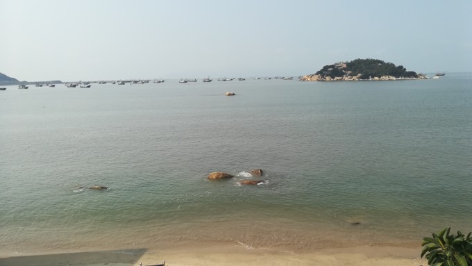 海角城,城内旅游资源丰裕,面临弯月碧水滩,滩长1300多米,水清沙洁,柔浪轻舞,银帆碧海,背靠苍翠群山,石溪盘绕,甘泉缓流,瀑布飞溅,仿如仙景降凡。滩上怪石群屹,形态万千,独拥一帆风顺,田头之珠等鬼斧神工之作。滩岸椰葵翠影,林荫绕道,缓步赏境,休闲写意,是休闲娱乐、旅游度假向往的好地方。