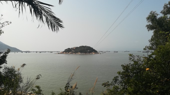 海角城,城内旅游资源丰裕,面临弯月碧水滩,滩长1300多米,水清沙洁,柔浪轻舞,银帆碧海,背靠苍翠群山,石溪盘绕,甘泉缓流,瀑布飞溅,仿如仙景降凡。滩上怪石群屹,形态万千,独拥一帆风顺,田头之珠等鬼斧神工之作。滩岸椰葵翠影,林荫绕道,缓步赏境,休闲写意,是休闲娱乐、旅游度假向往的好地方。