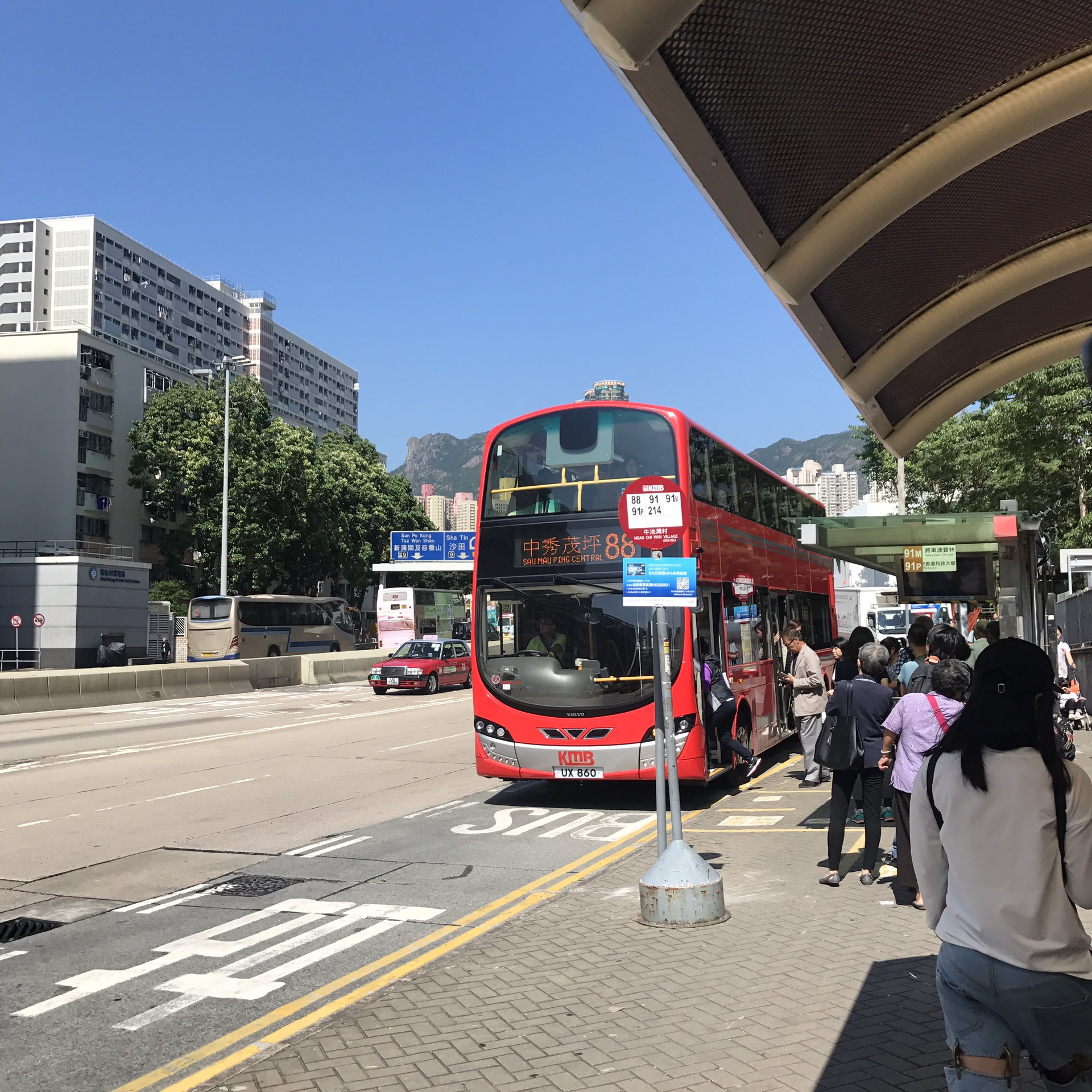 匆忙的在街边早餐店里吃点东西 街道 穿过维多利亚公园 sasa 有轨电车