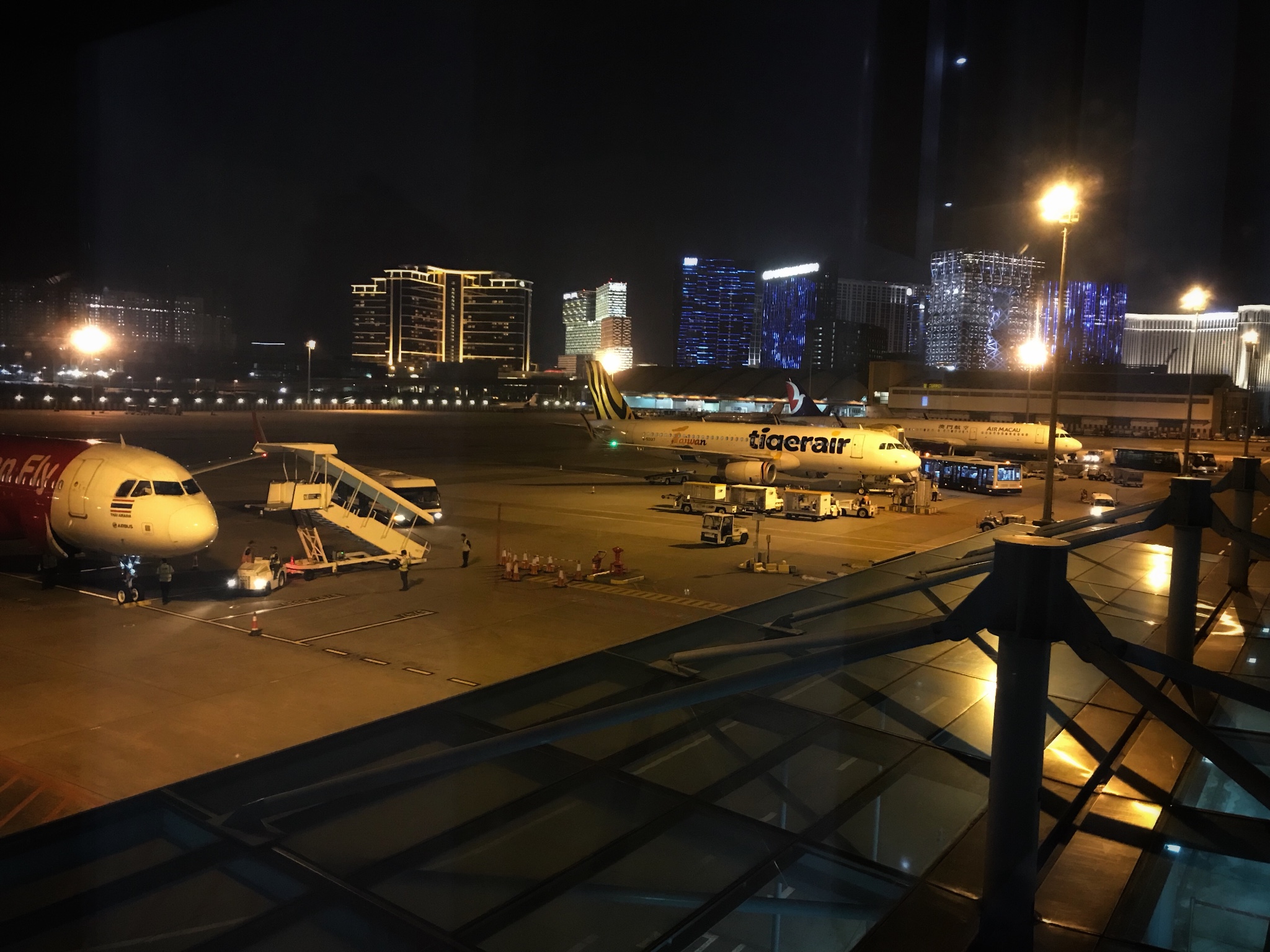 从南京到澳门转机两个小时在澳门机场逗留逛免税店士拍的机场夜景
