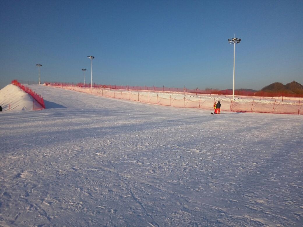 2,高尔夫冰雪大世界 滑雪场简介与地址 3,丹东淮扬冰雪大世界 滑雪场