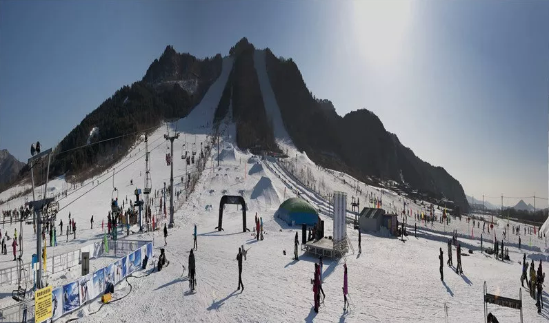 白雪皑皑下,在弓长岭温泉滑雪场寻找你的冬季趣味!