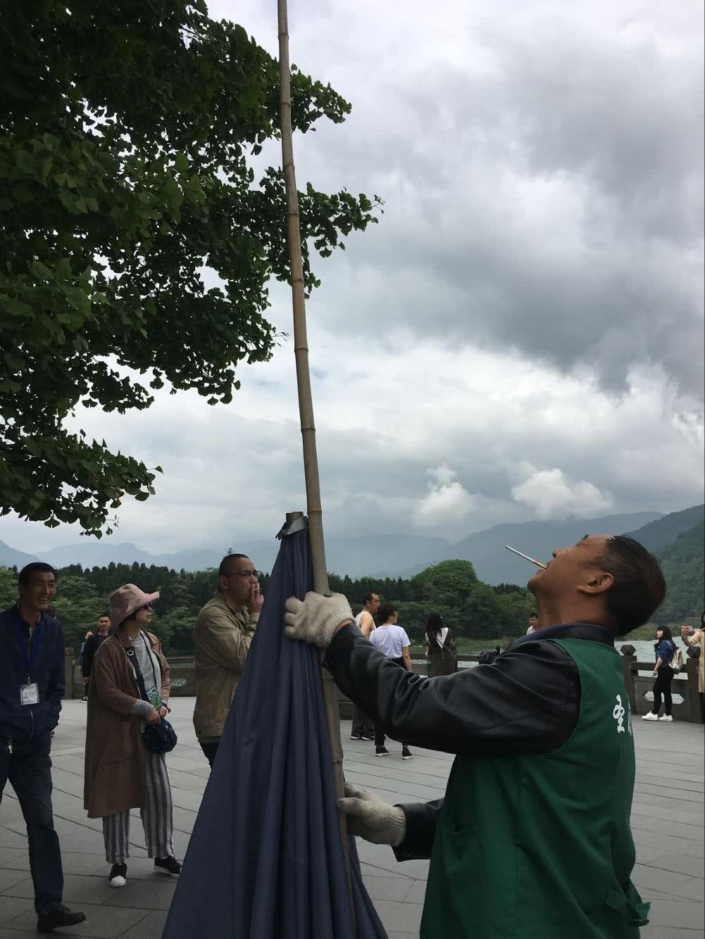 游都江堰无人机掉树上,景区的扫地大叔,用一根棍子帮我挽回4000元的