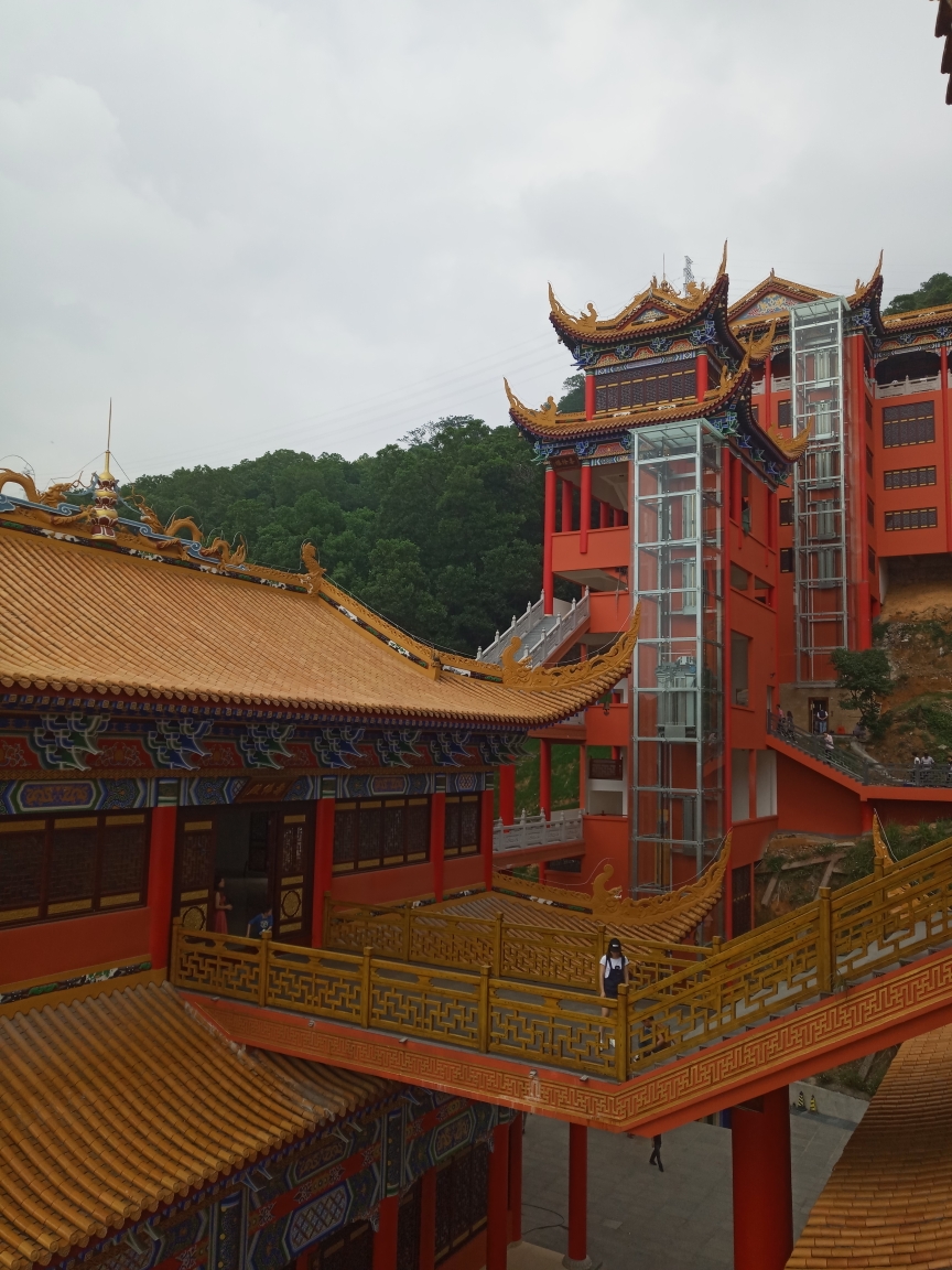 观音寺位于东莞市大岭山森林公园内.