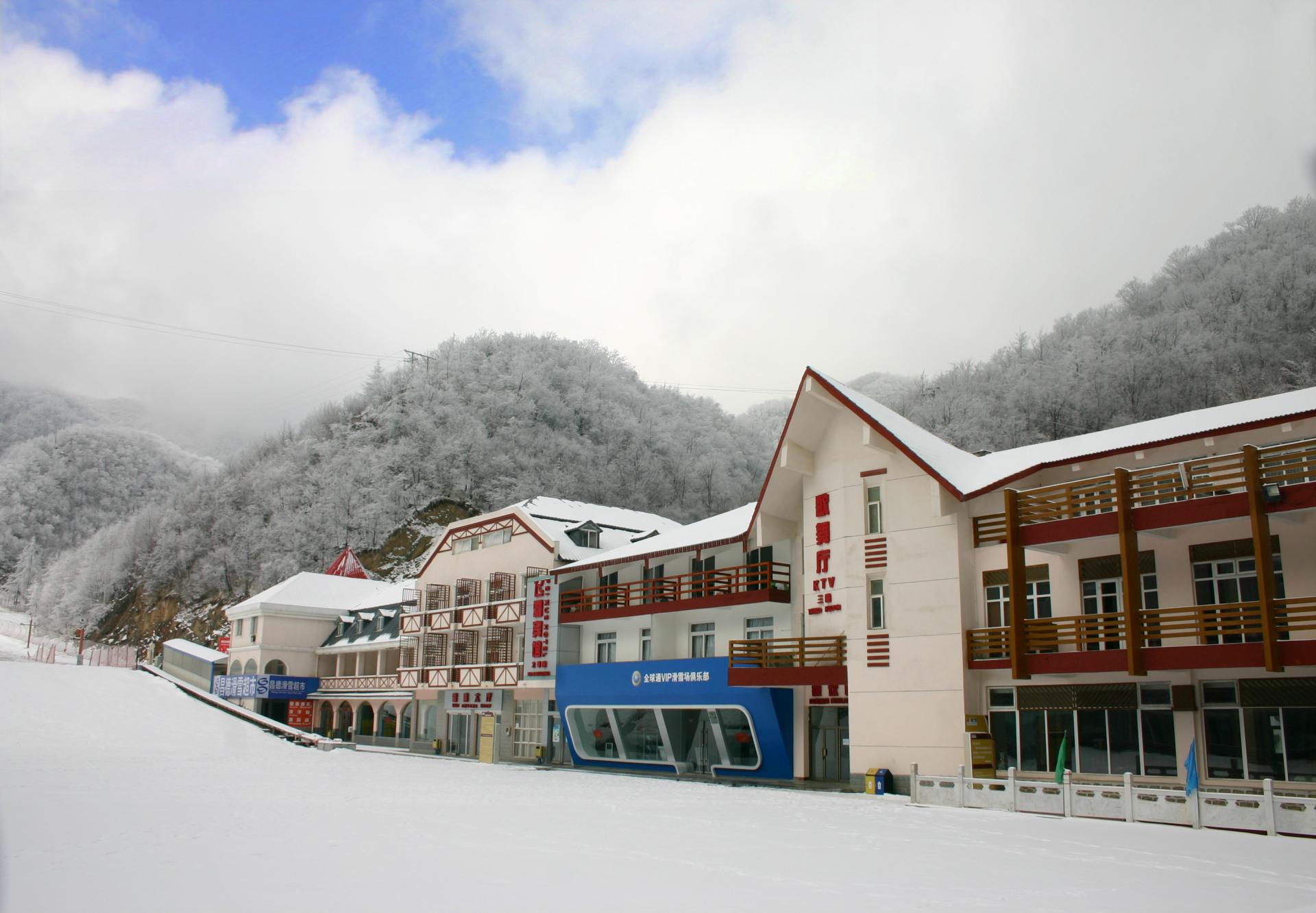 洛阳出发 伏牛山滑雪度假乐园一日游(3小时滑雪 纯玩