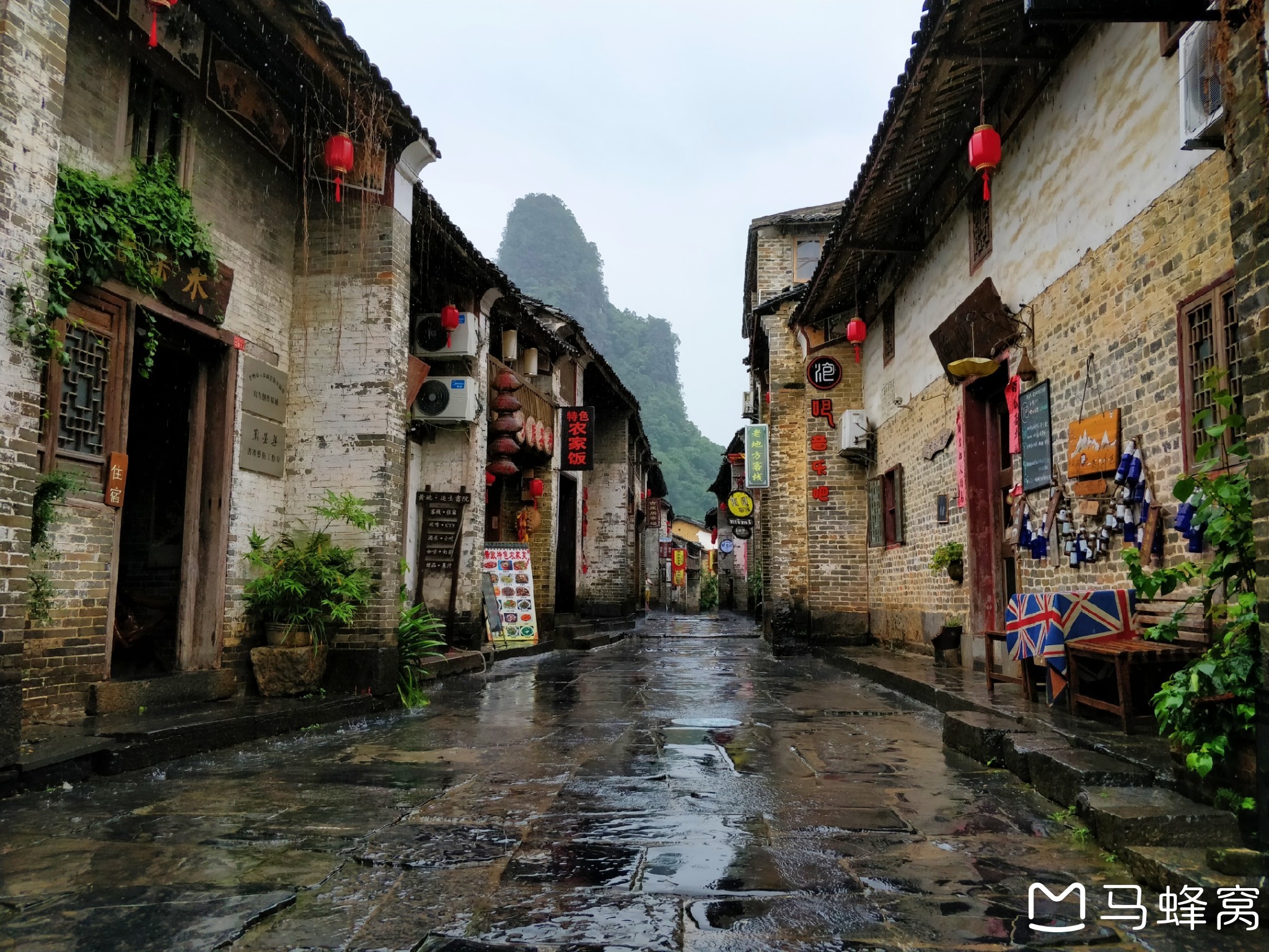 带龙出行,雨水沥沥的黄姚古镇