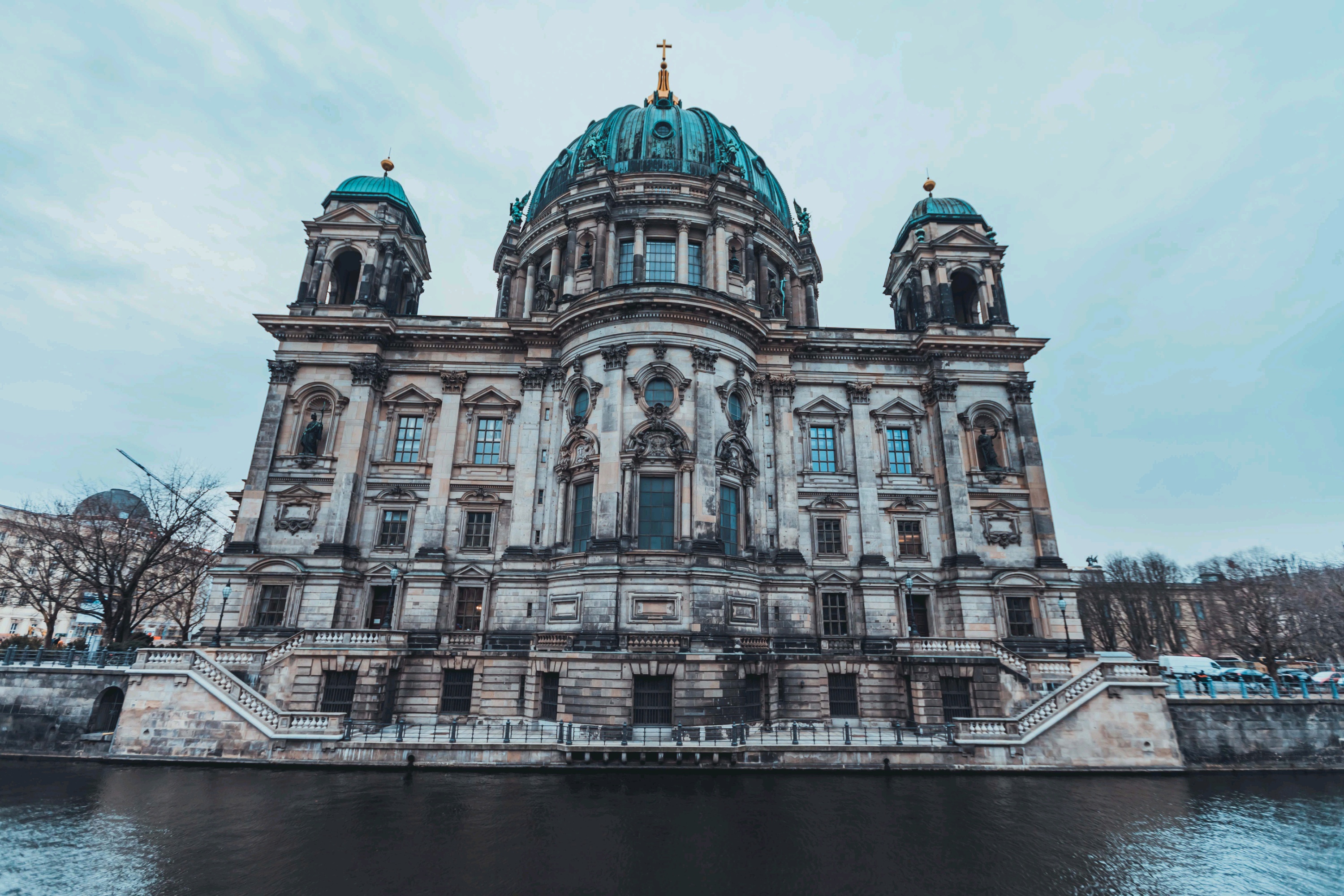 柏林大教堂与大树草地摄影高清jpg图片免费下载_编号1ldhye9qz_图精灵