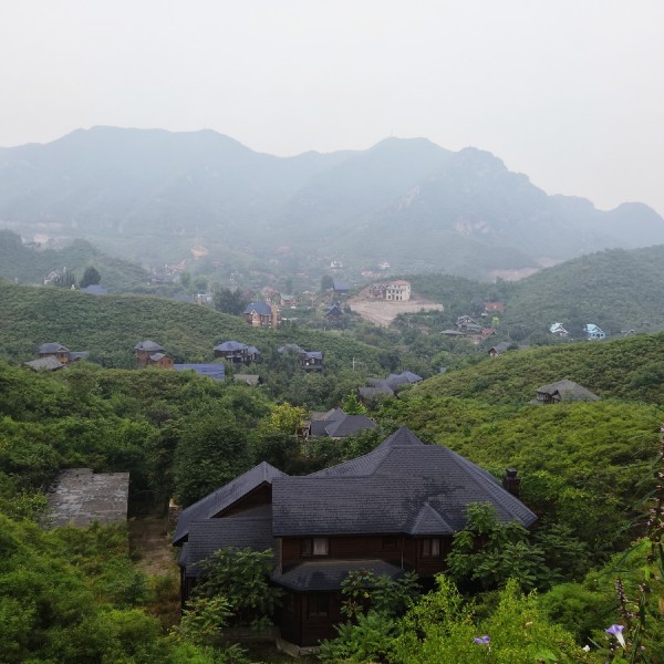 怀柔区位于北京市北部,距市区40公里。怀柔境内风光秀丽,气候宜人,素有京郊明珠的美誉。旅游业一直是怀柔区的支柱产业,知名的旅游名胜有:红螺寺、 雁栖湖、紫云山、喇叭沟门原始森林、 慕田峪长城、黄花城长城等。另外,得天独厚的地理条件使怀柔丰富物产,板栗香甜,虹鳟鱼肉质细、味道鲜,果脯、古钟御酒国内国际享有盛誉。