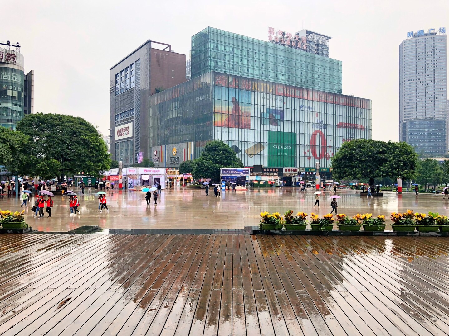 《重庆观音桥商圈雨中街景》重庆游记6)