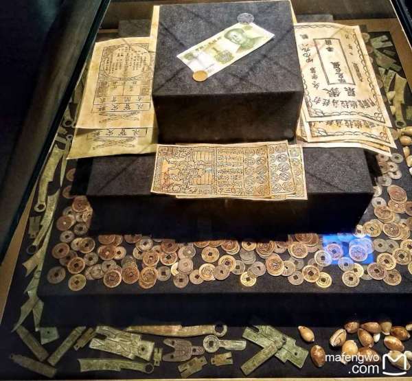 西北地区藏传佛教的活动中心,在中国及东南亚享有盛名, 历朝历代都十分推崇塔尔寺的宗教地,是中国藏传佛教格鲁派(黄教)六大寺院之一。 听其他讲解员介绍的时候说, 多世达赖和班禅都曾在塔尔寺进行过宗教活动。 可惜寺里和大经堂都不能拍照,酥油花、壁画和堆绣被誉为塔尔寺艺术三绝,栩栩如生的堆绣让人震惊。讲解员说,堆绣挂在那里几百年了,不怕灰尘和时光,最怕的就是我们手上的闪光灯。这句话让我非常感慨,老祖宗留下的东西,就即将这样消失。 另外寺内还珍藏了许多佛教典籍和历史、文学、哲学、医药、立法等方面的学术专著。每