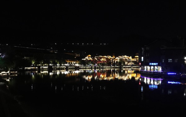 华灯初上是个什么故事 wKgED1uiKeCAaqXkAAYDEmINkwM97.jpeg?imageView2%2F2%2Fw%2F600%2Fh%2F600%2Fq%2F90