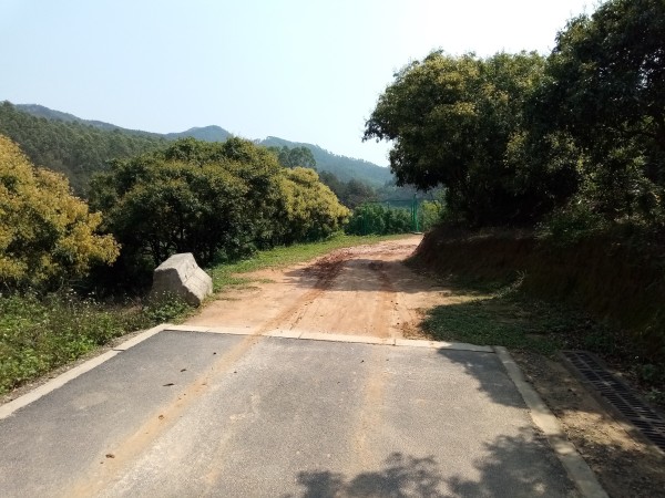 这个公园面积确实很大,游客很少,比较清静,是健步的绝佳场所。不过位置较偏,特色不多,如果只为赏景而来,可能会大失所望的 附网上查到的一些有关罗田森林公园的资讯: 1.罗田森林公园于2016年3月开工建设,位于燕罗街道北部罗田林场内,地处深圳市与东莞市交界处,总面积为6910亩,总体定位为生态保护与郊野体验的城郊森林公园。该公园是以生态森林风景资源为基底,以山、水、野趣为特色,集徒步登山、游览观光、科普教育功能于一体,具有简约质朴格调的郊野公园。公园建设有五个主次入口,建成主园路8.