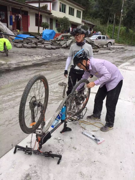 骑车淋雨文案沙雕,骑车淋雨文案沙雕搞笑