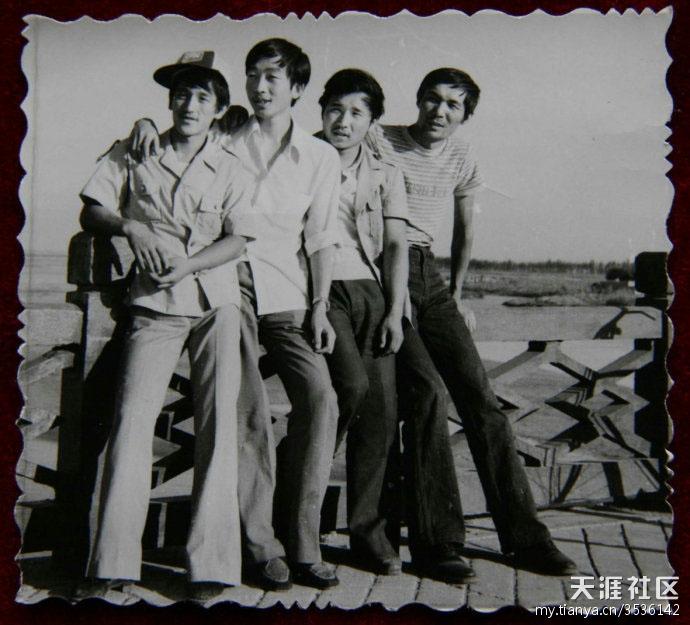 蝙蝠衫,蛤蟆镜,狮子头,港衫 80年代流行喇叭裤,年轻人都比谁