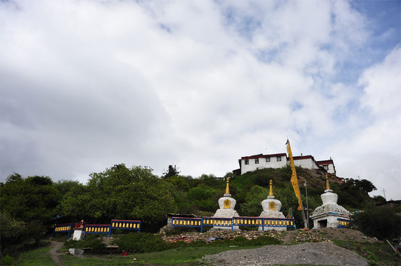 卡久寺位于山南地区洛扎县拉康镇背后的