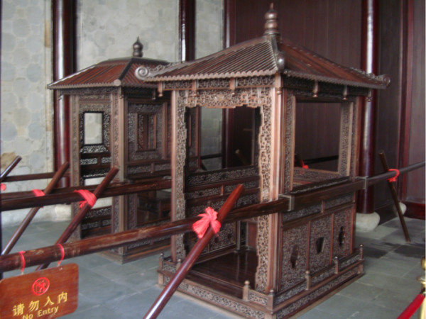 一、春到杭州 西湖花世界 3月下旬,杭州的白玉兰、广玉兰在湖滨和长桥公园里盛开了,玉兰花花白如玉,花香似兰,花大而美极具观赏价值。在杭州玉兰花被用作道路的绿化树,白色紫色两种玉兰相间开放,香气迷漫,沁人肺腑。 3月底4月初是樱花绽放的时节,柳浪闻莺和太子湾公园盛开的樱花如朝霞般浪漫,樱花花期短,有樱花7日之说,樱花飘落之时是其最美的时刻。阵风吹过,粉色的花瓣在淡淡的清香中飘落,令人惋惜感叹! 4月初淸明前后,桃花开放了,桃红又是一年春,那是西湖最美的一幕,春天的花朵桃花是主角。我们来到白堤,一泓碧水,浩淼