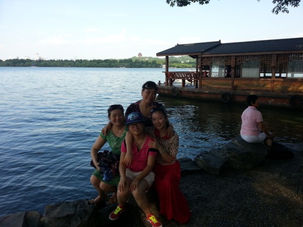 为什么叫三潭印月呢 wKgB6lSiaSCAbXQAAAmHF2pjIoc88.jpeg?imageView2%2F2%2Fw%2F600%2Fh%2F600%2Fq%2F90
