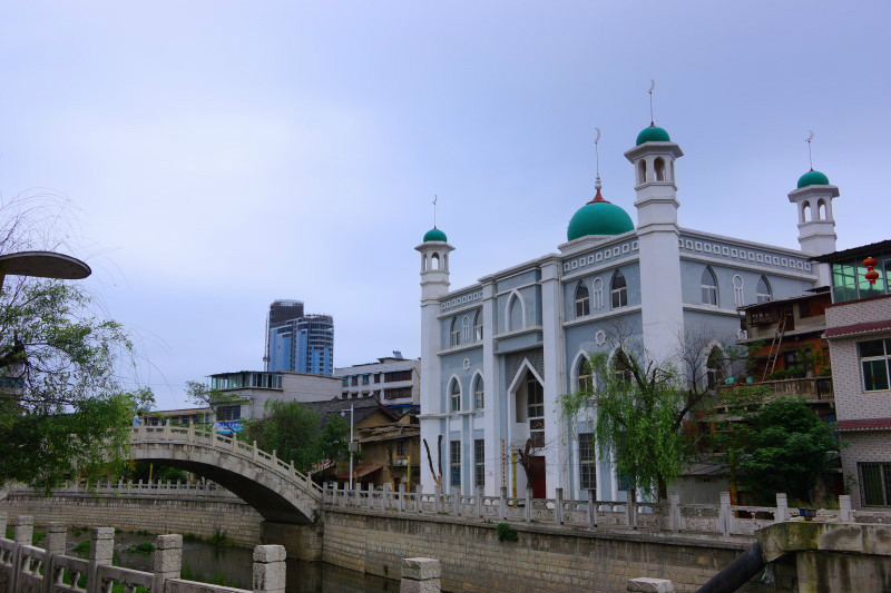 始建于清康熙年间的安顺清真寺,建筑成旧已成危房,故于2010年拆除重建