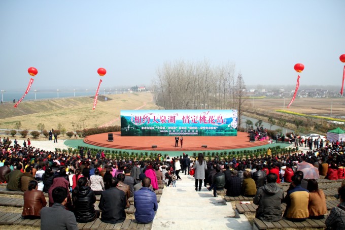 市千年古镇和环境优美镇,是省级六合现代农业产业园区所在地。竹镇山水资源丰富,山脉延绵不绝,湖泊星罗棋布,森林植被覆盖率达40%,山林岗坡可直接利用的草场面积3万亩,堪称山水福地。山野、丛林、湿地中野生动植物种类繁多,生态保护完好,金磁山、乌龙港、止马岭、大泉湖、周家洼、驼子山等自然风光带,景色四季各异。主要旅游景点有:桃花岛、大泉湖、止马岭、巴布洛生态谷、大泉人家农家乐专业村。