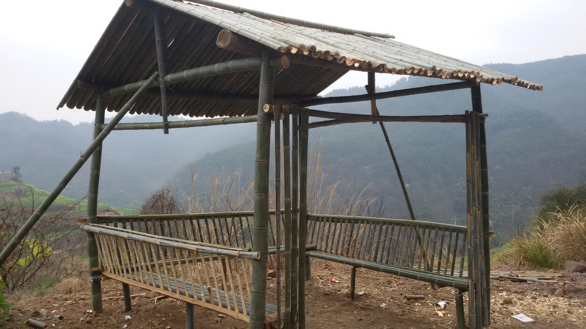 又开始下雨了 这个竹子屋新建的  就此躲雨