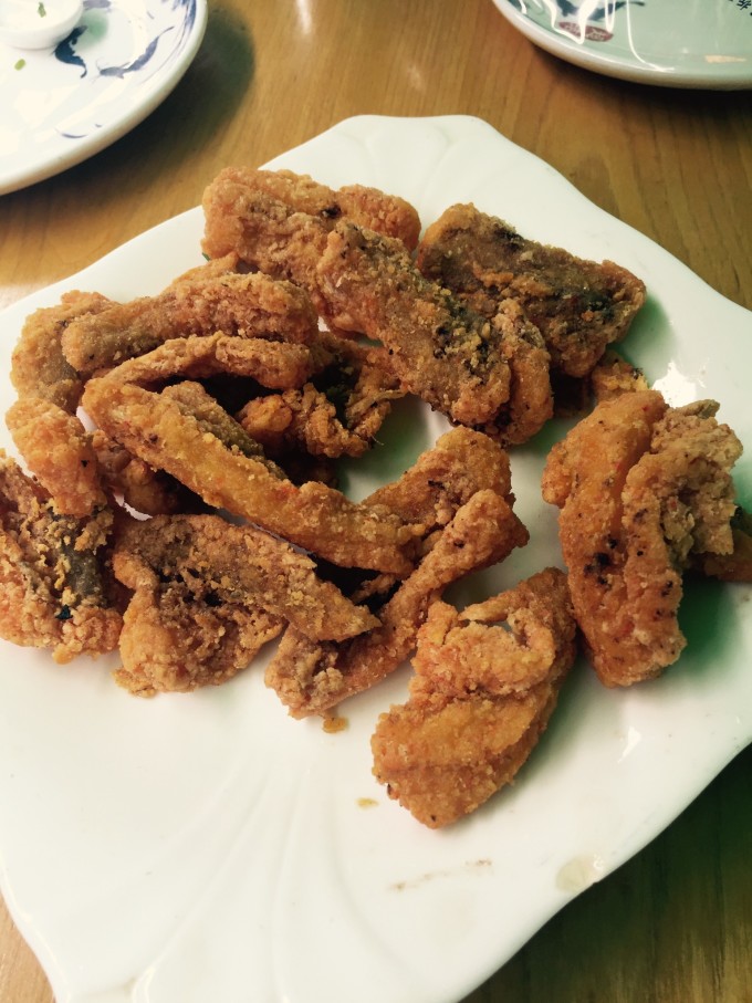 这是一座因东汉时期母慈子孝的传说而得名的一座小城,位于东海,这座悠久的小城蕴藏的历史文化气息,会让你有身临其境的感觉。因东汉时代董黯的母慈子孝传说而得名,越窑青瓷从这里发祥,海上丝绸之路从这里扬帆。慈溪蕴藏着丰富的海涂资源,围垦开发的海涂近10余万亩,是浙江省土地后备资源富足的地区之一。 春夏秋适宜游玩。慈溪属北亚热带季风气候区,气候温和湿润,四季分明,冬季阴冷,不适宜旅游。 慈溪市从1989年开始举办第一届杨梅节,杨梅节以梅为媒、文化助兴、经济结果,不仅成为慈溪市的一大节庆盛典,也吸引着来