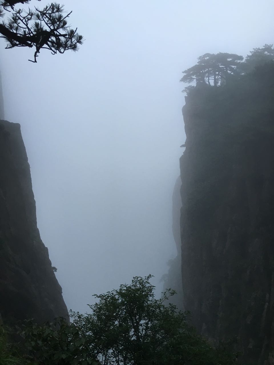 沾福气~~  飞来石给我的感觉是很像红楼梦里大荒山无稽崖青埂峰上那一