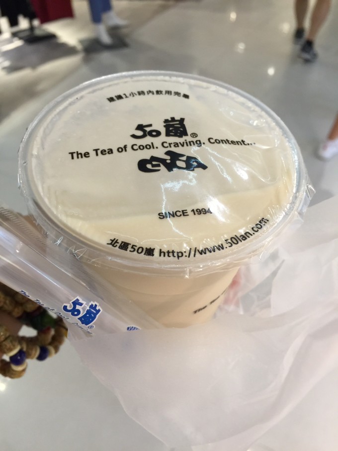 市晉江街48巷4弄6號1樓 推荐: 理由:基本不推荐此家民宿,因为位置比较难找,而且属于老城区的老房子,隔音很差,睡的很不踏实。但房主女孩很漂亮,服务也周到,如果想体验不同民宿还是可以考虑的。我们后来觉得其实应该最后1晚还定在西门町那间酒店的,会更方便。 后话:找酒店是一件辛苦差事,1个人找不了那么多信息,所以我和老公共同敲定了这7晚的住宿,有配合和分工,细致的记录各个酒店的乘车路线,就不会迷糊。