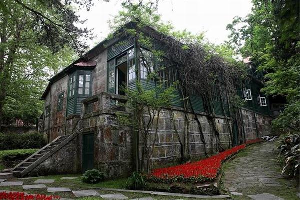 【避暑胜地】南昌出发 庐山经典二日游(美庐别墅 三叠泉瀑布 花径)
