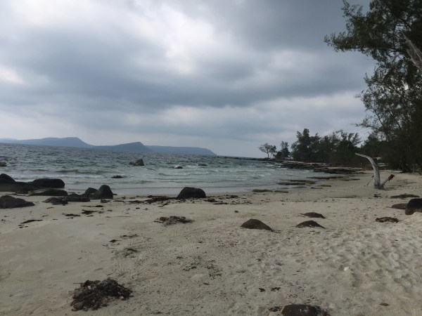 到了主海滩,上岸 高龙岛(Koh Rong) :高龙岛总面积约78 平方公里,位于泰国湾东北部,距离西哈努克约30 分钟船程。该岛数十年来与世隔绝,令质朴的天然环境得以最佳保存, 其自然美态于区内无出其右。高龙岛拥有丰富的自然景点,包括珊瑚礁、热带棕榈林、热带雨林、瀑布、波光粼粼的湛蓝水域和28 个纯白沙滩, 其中一个延绵6 公里的沙滩更为区内最壮观。在这个如世外桃源般的地方,可以参加游泳、浮潜、海钓等项目。由于这里人烟稀少,漫步在细软的沙滩上,有时会有这里是私人海滩的错觉 高龙岛被誉为东南亚硕果仅存尚未