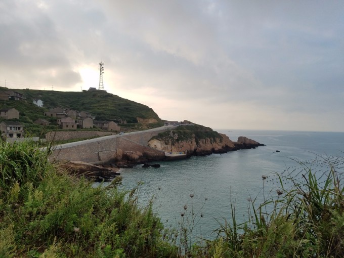 九月上旬就在想今年101长假到哪里去看看,但又担心长假期间景点游客太多。经朋友介绍得知舟山的枸杞嵊山两岛不错,那里的海水还算清澈,人也不算很多,正好适合3~4天的休假。于是约上几个朋友开始了前往祖国最东人居海岛的筹划。住枸杞岛还是嵊山岛呢?看了别人的游记后决定住嵊山岛,因为多数的景点都在嵊山岛上。接下来就是最关键是船票,国庆节期间船票不是很好买。本想到上海南浦大桥下面的旅游集散中心或沈家湾码头排队购票,但思来想去还是放弃了。因为一旦酒店定好却没能买到船票就太尴尬了。好在找到一家酒店可以代买往返的船票,虽