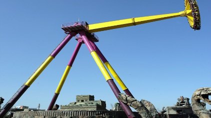于2006年7月9日 北京欢乐谷拥有六大世界级娱乐设备:飞行式过山车"