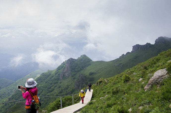 北京 门头沟 , 河北 涿鹿 交界的地图上,标注着多个"灵山":东灵山,西