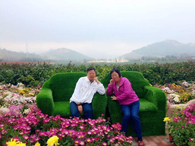 园区很大, 可供游玩、体验的项目众多。薰衣草花田东侧还有主题露营地,包含蒙古包、卡通小屋、火山岩烧烤区等板块。蒙古包营地分别按照中式婚庆、民族风情等5个主题进行设计。在园林景观环保之中坐落着12个茅草屋烧烤亭,以及7个主题卡通小屋(丛林冒险、宝藏寻踪、神秘洞穴、精灵王国、魔法城堡、半兽之巢等)。还有采摘园,蔬菜之类的可以采摘,按市价计算。园区内柿子树、山楂树随处可见,全都结满了果实,好想摇啊摇.