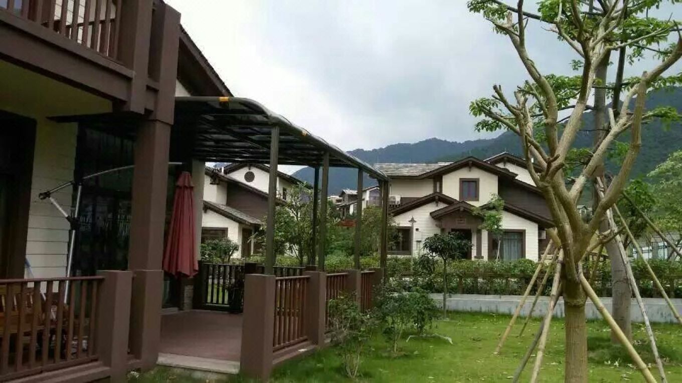 佛冈碧桂园清泉城独栋豪华温泉度假别墅座落于广州后花园之称的广东清远市,在国家五A级羊角山风景区内,别墅区域内设有温泉会所、游泳馆、儿童乐园、餐厅、绿道、登山公园、网球场、足球场等各种游玩设施.周边旅游度假资源非常丰富,聚集了森波拉度假森林、森波拉奇妙世界、羊角山漂流、金谷羊角山生态旅游度假区等众多旅游度假资源。