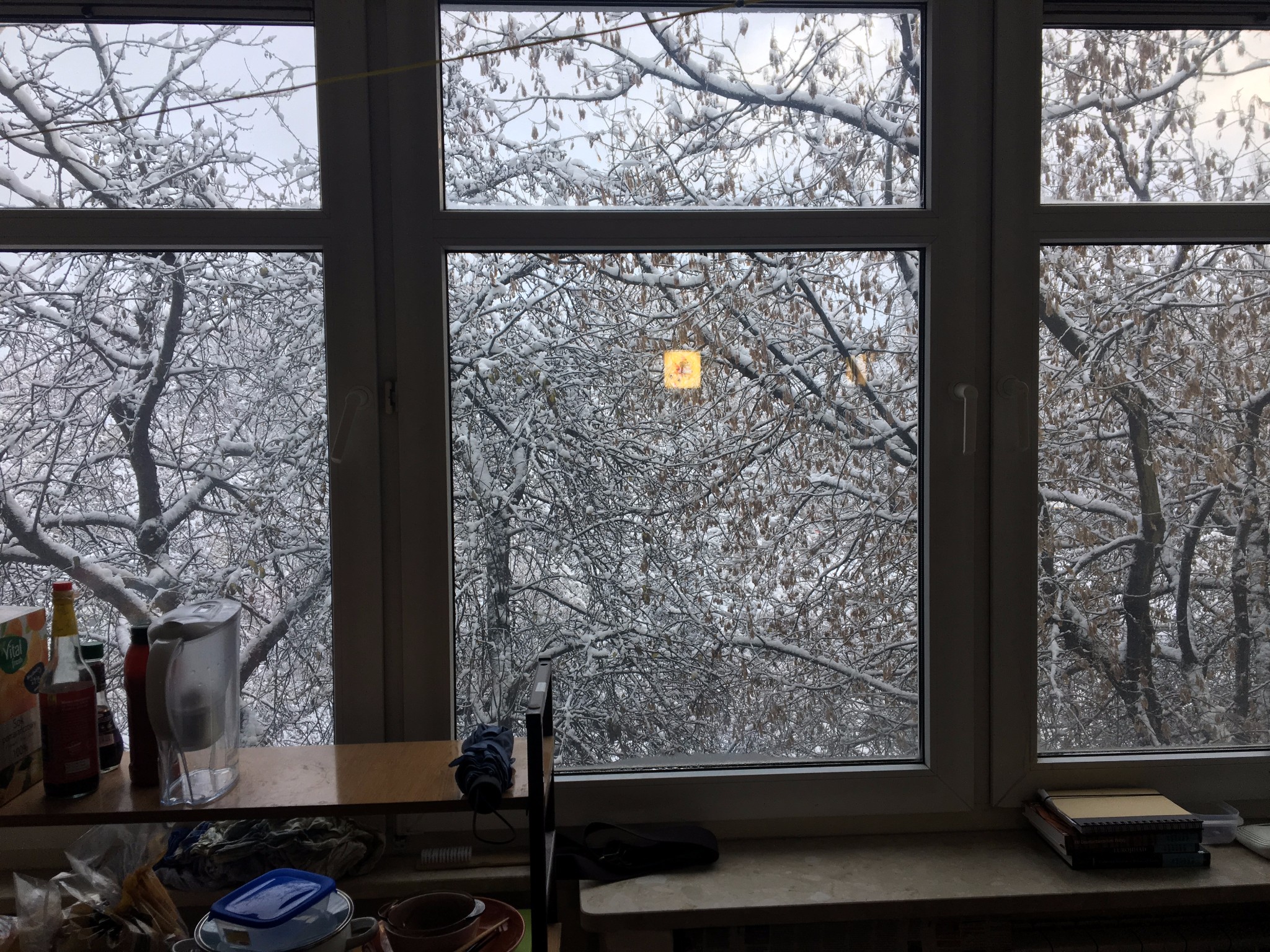 冬天下雪的时候,往窗外看,还有点唯 