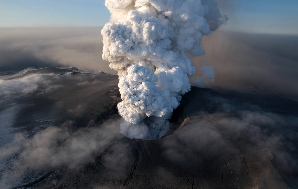为您指出著名的埃亚菲亚德拉冰盖 (eyjafjallajkull) 和海克拉火山