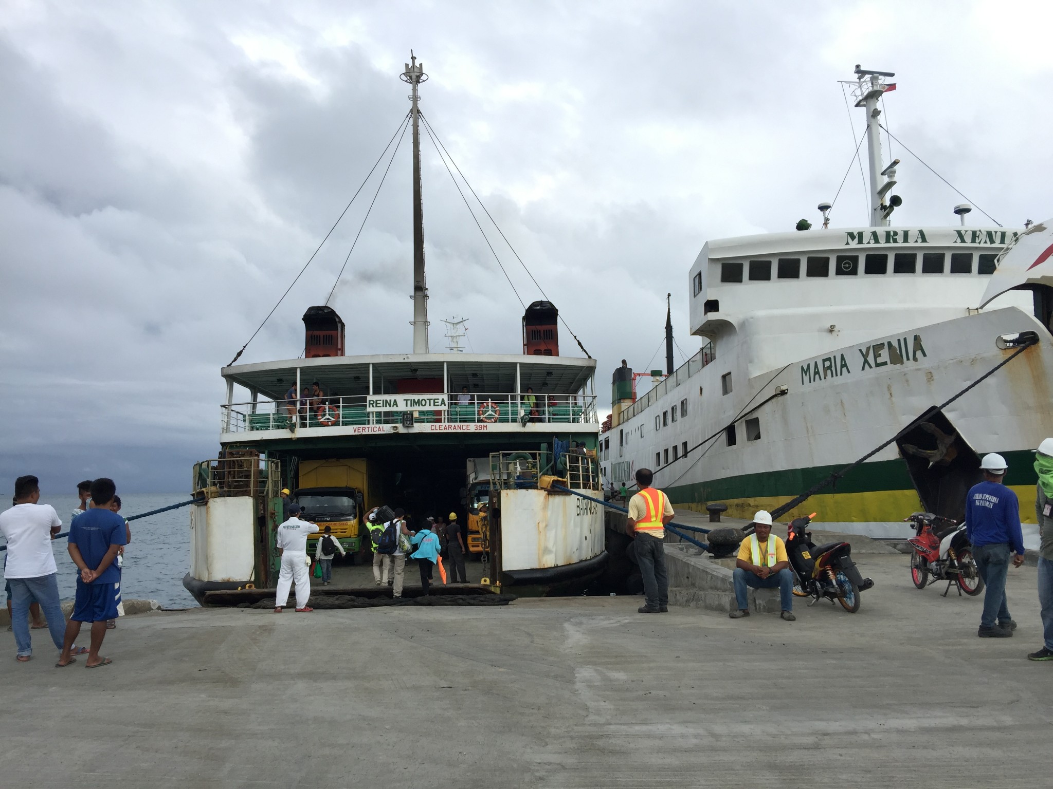 这个是拉货的大船,上边坐人,大船比较稳 行得慢