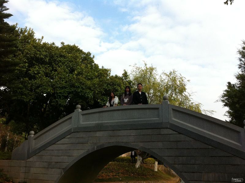 猜成语 一个人盘腿而坐_一个人看图猜成语图片(2)